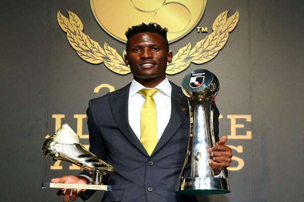 Image of Olunga winning Japan's MVP award